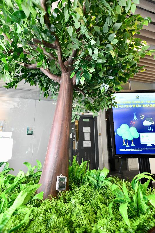 The Smart Government Innovation Lab showcases technologies that are being tested or have been successfully tested. Photo shows the Tree Movement Monitoring Console. When the sensor installed at the bottom of the tree trunk indicates that the tilt angle exceeds a certain threshold angle, the system will immediately alert designated parties.