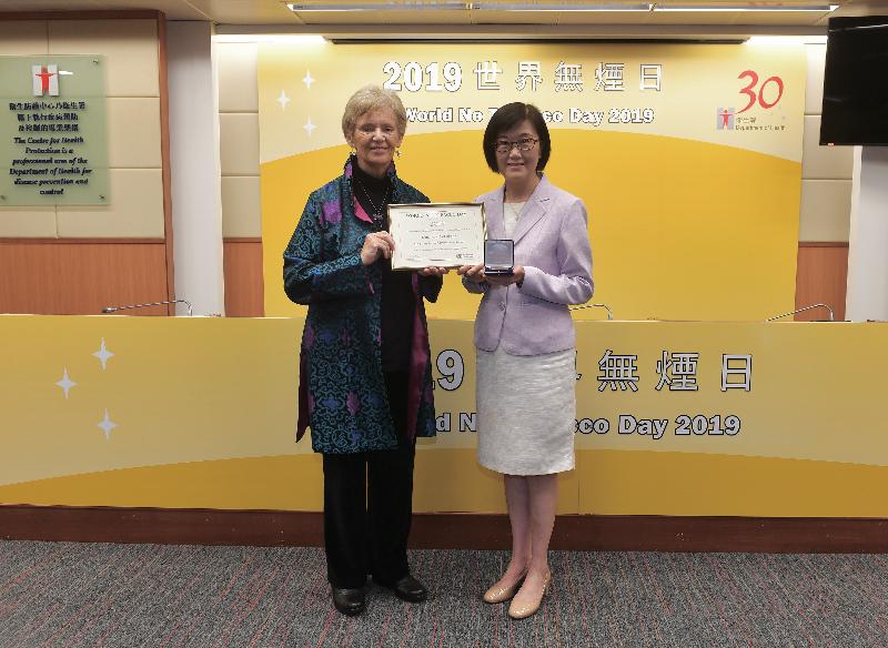 On behalf of the Department of Health, the Director of Health, Dr Constance Chan (right), today (May 30) received the World No Tobacco Day Award from Senior Policy Adviser to the World Health Organization Professor Judith Mackay (left) in recognition of Hong Kong's tobacco control efforts.