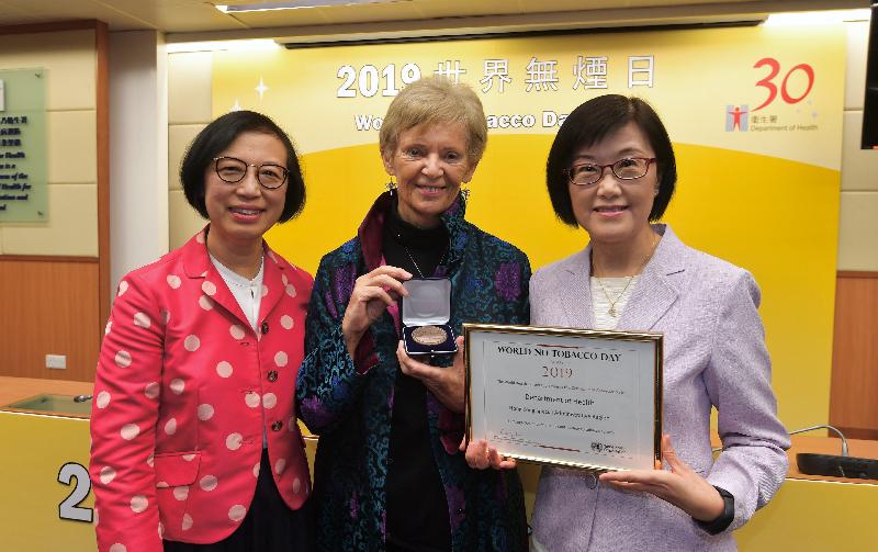 The Secretary for Food and Health, Professor Sophia Chan (left), today (May 30) attended the World No Tobacco Day award presentation ceremony and witnessed the Director of Health, Dr Constance Chan (right), receiving the World No Tobacco Day Award from Senior Policy Adviser to the World Health Organization Professor Judith Mackay (centre) in recognition of Hong Kong's tobacco control efforts.