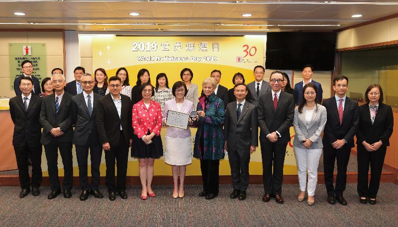 At the World No Tobacco Day award presentation ceremony held today (May 30), the Secretary for Food and Health, Professor Sophia Chan (front row, fifth left); the Director of Health, Dr Constance Chan (front row, sixth left); and Senior Policy Adviser to the World Health Organization Professor Judith Mackay (front row, sixth right) are pictured with tobacco control allies from different sectors joining and supporting the event.