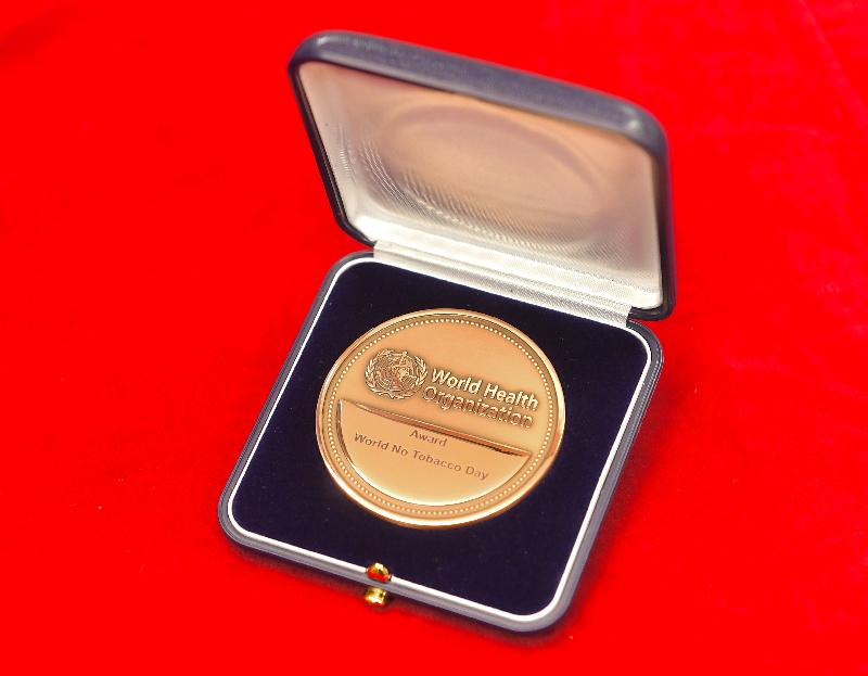 Photo shows the medal of the World No Tobacco Day Award received by the Department of Health from the World Health Organization today (May 30).