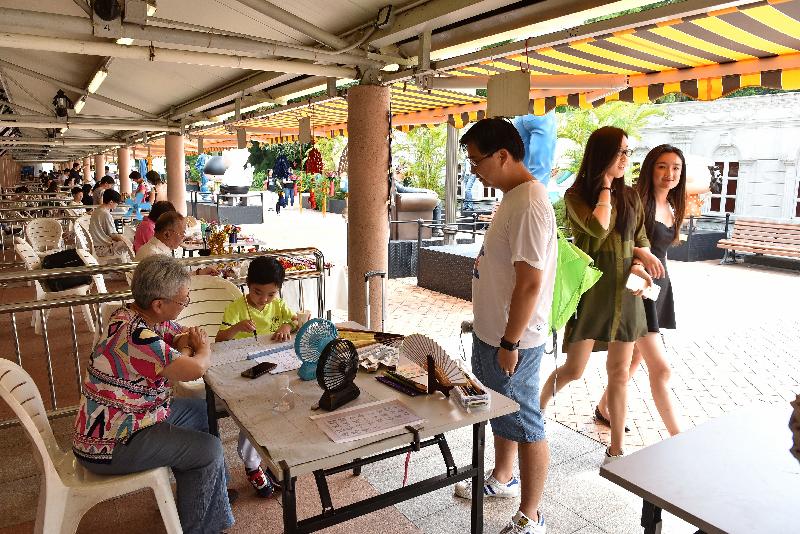 The Leisure and Cultural Services Department invites members of the public to visit the new phase of the Arts Fun Fair at Kowloon Park on Sundays and public holidays from June 2 until May 31 next year. There will be 25 stalls displaying and selling trendy craftworks including fabric crafts, knotting, pottery and ornaments as well as traditional arts products and services including painting, silhouette cutting and calligraphy.