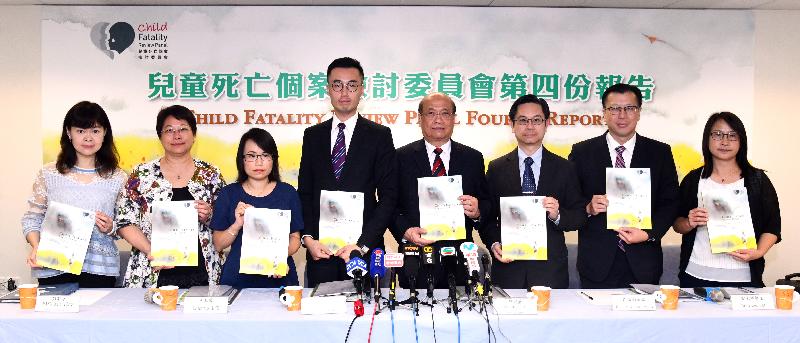 The Child Fatality Review Panel published its fourth report on the prevention of child death today (May 31). Photo shows the Chairman of the Review Panel, Mr Herman Hui (fourth right), and group convenors Dr Tony Lau (second right), Dr Tang Chun-pan (third right), Mr Alric Tang (fourth left) and Ms Charrix Lee (third left) at a briefing for media representatives on highlights of the report. Also attending the briefing are panel members Dr Annis Fung (first left) and Ms Chan Siu-lai (first right) and the Assistant Director of Social Welfare (Family and Child Welfare), Ms Pang Kit-ling (second left).