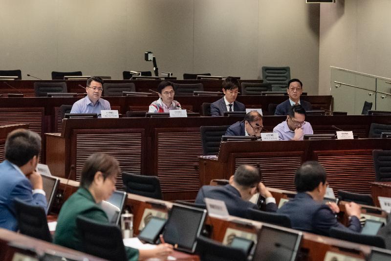 Members of the Legislative Council (LegCo) and the Yuen Long District Council (DC) held a meeting in the LegCo Complex today (May 31). Photo shows Members of LegCo and the Yuen Long DC exchanging views on the request for full replacement of sewers in Yuen Long Town. 