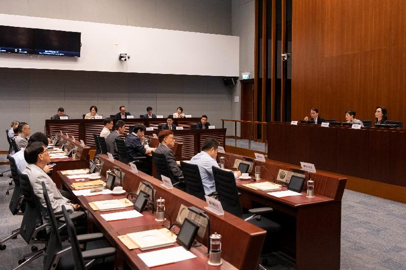 Members of the Legislative Council (LegCo) and the Kowloon City District Council (DC) held a meeting in the LegCo Complex today (May 31). Photo shows Members of LegCo and the Kowloon City DC discussing strengthening rodent prevention and control work.