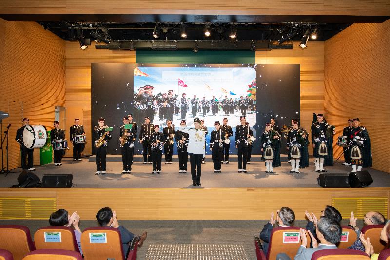 香港海关今日（六月一日）举行海关总部大楼开放日，为庆祝海关成立一百一十周年的连串活动揭开序幕。图示海关乐队在开幕仪式上表演。