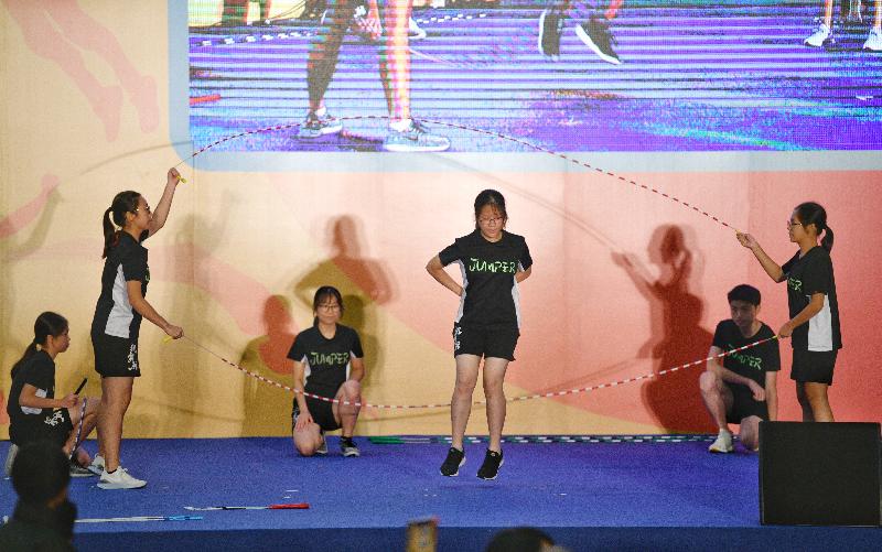 The 7th Hong Kong Games Closing cum Prize Presentation Ceremony was held at Kowloon Park Sports Centre today (June 2). Picture shows a rope skipping performance at the ceremony.