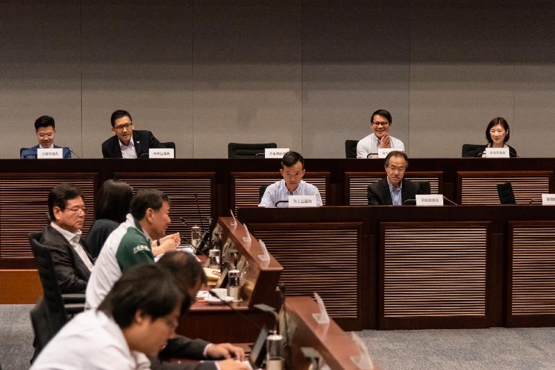 Members of the Legislative Council and the North District Council exchange views today (June 4) on the proposal for providing a designated access road connecting the Fanling Highway to North District Hospital for use by ambulances.