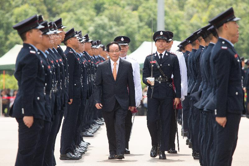 Non-official Member of the Executive Council Mr Ip Kwok-him reviews the 186th Fire Services passing-out parade at the Fire and Ambulance Services Academy today (June 6).