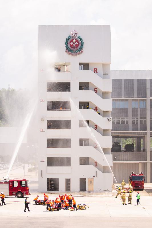 Non-official Member of the Executive Council Mr Ip Kwok-him reviewed the 186th Fire Services passing-out parade at the Fire and Ambulance Services Academy today (June 6). Photo shows graduates demonstrating firefighting and rescue techniques.