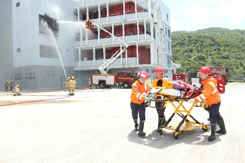 Non-official Member of the Executive Council Mr Ip Kwok-him reviewed the 186th Fire Services passing-out parade at the Fire and Ambulance Services Academy today (June 6). Photo shows graduates demonstrating firefighting and rescue techniques.
