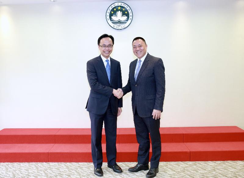 The Secretary for Constitutional and Mainland Affairs, Mr Patrick Nip, met with the Secretary for Economy and Finance of the Macao Special Administrative Region, Mr Leong Vai-tac, during his visit to Macao today (June 6). Photo shows Mr Nip (left) shaking hands with Mr Leong before the meeting.