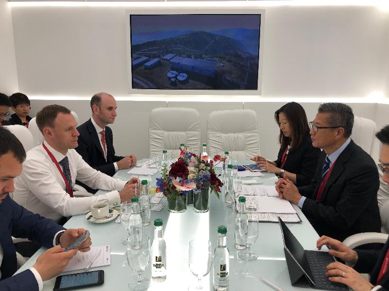 The Financial Secretary, Mr Paul Chan (second right), yesterday (June 6, St Petersburg time) called on the Deputy Finance Minister of the Russian Federation, Mr Vladimir Kolychev (second left), in St Petersburg, Russia. Also present was the Director-General of the Hong Kong Economic and Trade Office, London, Ms Priscilla To (third right).