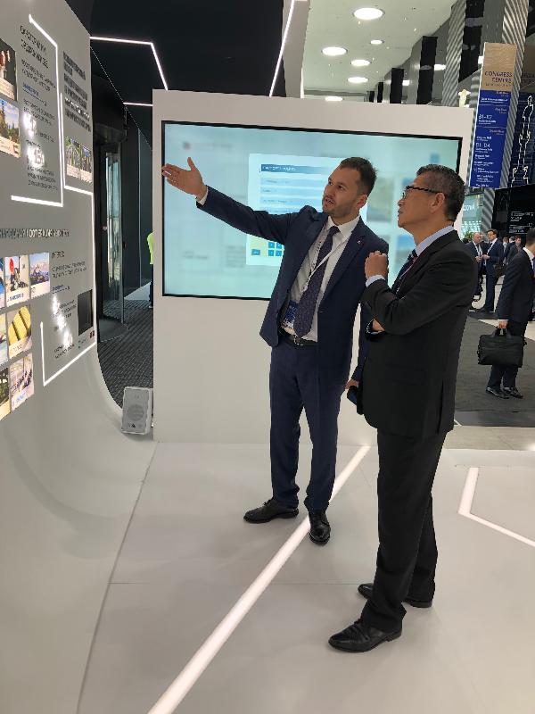 The Financial Secretary, Mr Paul Chan, yesterday (June 6, St Petersburg time) attended the St Petersburg International Economic Forum. Photo shows Mr Chan visiting a booth at the forum.