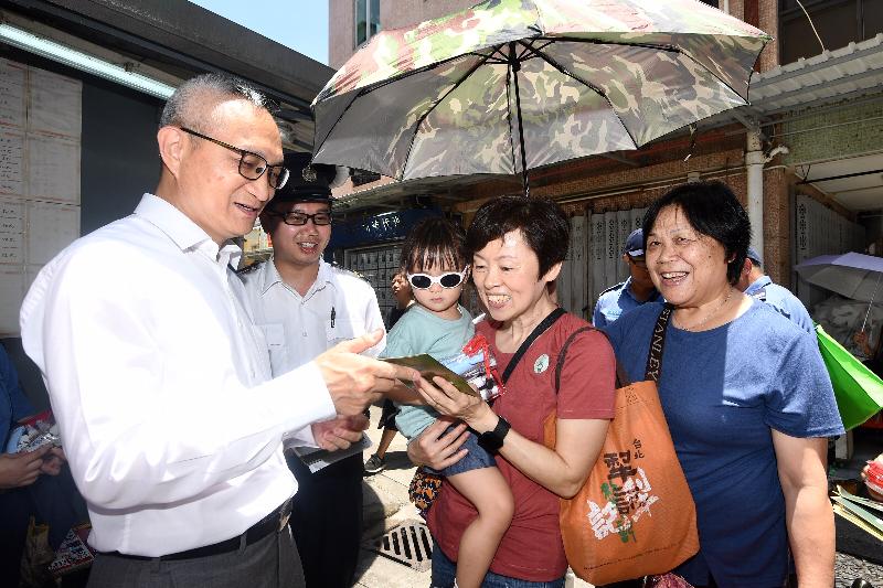 食物及卫生局副局长徐德义医生（左一）今日（六月八日）在长洲向市民宣传防蚊信息。