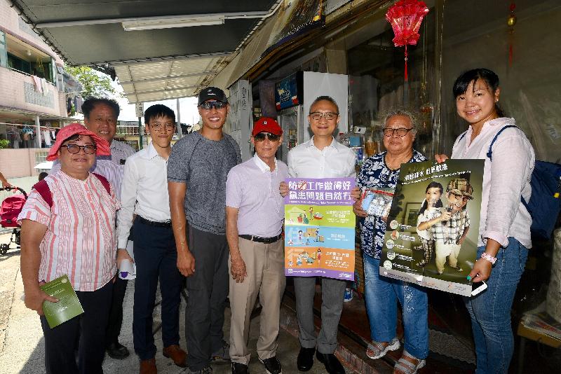 The Under Secretary for Food and Health, Dr Chui Tak-yi  (third right); the Chairman of the Islands District Council, Mr Chow Yuk-tong (fourth right); and members of Islands District Council publicised mosquito prevention messages to the public on Cheung Chau today (June 8).