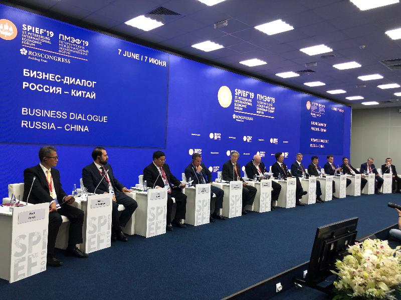 財政司司長陳茂波昨日（聖彼得堡時間六月七日）繼續在俄羅斯出席聖彼得堡國際經濟論壇。圖示陳茂波（左一）和前中國人民銀行行長周小川（左五）出席一個有關中俄合作前景的討論環節。
