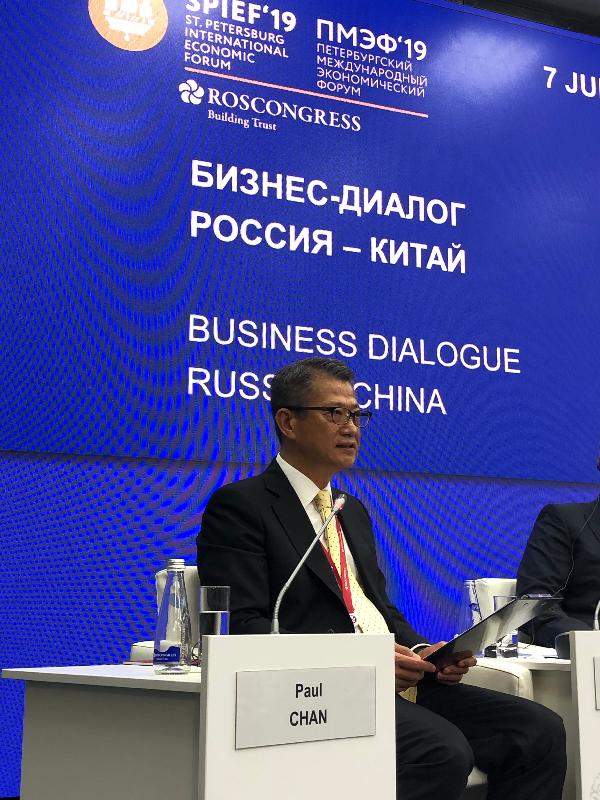 The Financial Secretary, Mr Paul Chan, yesterday (June 7, St Petersburg time) continued to attend the St Petersburg International Economic Forum (SPIEF) in Russia. Photo shows Mr Chan attending an SPIEF session on the future of Russia-China co-operation.
