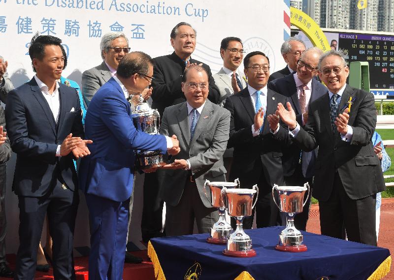 The Chief Secretary for Administration, Mr Matthew Cheung Kin-chung, attended the Hong Kong Riding for the Disabled Association Cup Luncheon 2019 today (June 8). Photo shows Mr Cheung (front row, centre) presenting the race trophy to the owner of the winning horse.