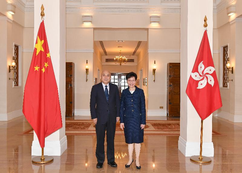 The Chief Executive, Mrs Carrie Lam (right), met with the Director of the Palace Museum, Dr Wang Xudong (left), at Government House today (June 8).