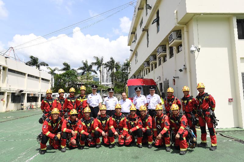 The Chief Secretary for Administration, Mr Matthew Cheung Kin-chung, visited Sha Tin Fire Station this afternoon (June 8). Photo shows Mr Cheung (back row, sixth right); the Director of Fire Services, Mr Li Kin-yat (back row, sixth left); and the members of the High Angle Rescue Team of the Fire Services Department.