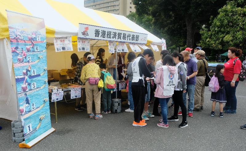 The Hong Kong Cup dragon boat race was held at the promenade of Yamashita Park in Yokohama, Japan, today (June 9). Photo shows park-goers visiting the booth set up by the Hong Kong Economic and Trade Office in Tokyo to learn more about the latest developments in Hong Kong.


