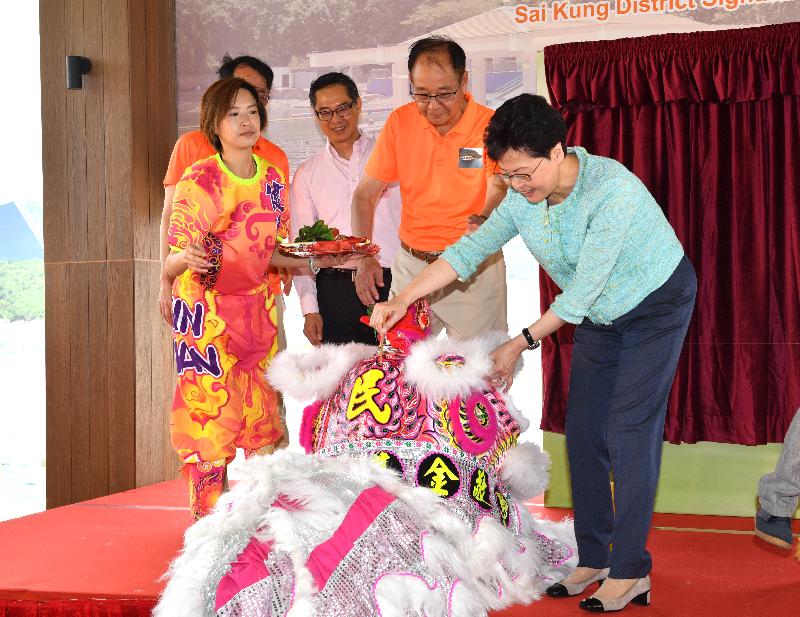行政长官林郑月娥今日（六月九日）出席西贡区社区重点项目「重建桥咀码头」启用典礼。图示林郑月娥（右一）主持醒狮点睛仪式。