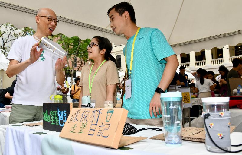 To celebrate World Environment Day and World Oceans Day, the Environmental Campaign Committee held the Plastic-free Fun Fair today (June 9) under the theme "Go Plastic-free" at Tai Kwun in Central. Photo shows the Secretary for the Environment, Mr Wong Kam-sing (first left), visiting an upcycling workshop after the opening ceremony.