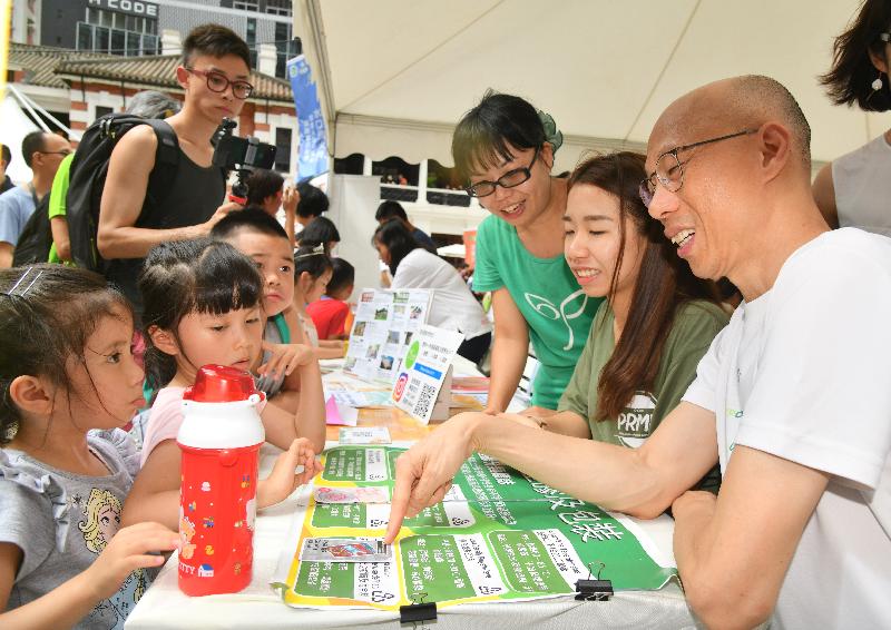 To celebrate World Environment Day and World Oceans Day, the Environmental Campaign Committee held the Plastic-free Fun Fair today (June 9) under the theme "Go Plastic-free" at Tai Kwun in Central. Photo shows the Secretary for the Environment, Mr Wong Kam-sing (first right), visiting an interactive educational booth after the opening ceremony.
