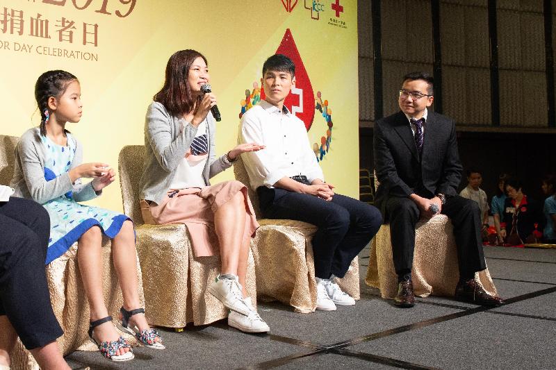 Dr Sit Ko-yung (first right), Consultant, Department of Cardiothoracic Surgery, Queen Mary Hospital and blood recipient Ms Sukie Chan (second left) share their experience in clinical transfusion and treatment at the Annual Donor Award Ceremony 2019 today (June 9). Ms Sukie Chan underwent three major operations and received 49 units of blood products throughout the years. She expressed her deep gratitude to blood donors for their selfless contributions, which had allowed her to get through tough times and be with her daughter.