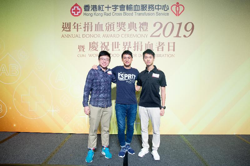 Mr Erikku Lee (centre), donor who holds the highest number of blood donation at this Ceremony, has donated 637 times so far. Mr To Tin-long (Left) and Mr Lee Fu-ki (Right), still in their early twenties, have donated 117 and 95 times respectively. Erikku encouraged young blood donors to keep up the great work and continue to enlighten the hopes of all patients by every drop of blood.