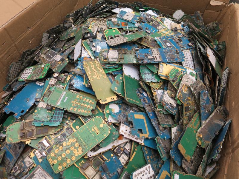 環境保護署在香港海關協助下，在香港國際機場截獲的廢印刷電路板。