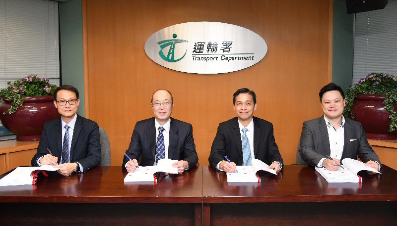 The Transport Department today (June 11) awarded a contract to CPB Contractors Pty Limited for the second phase installation of traffic detectors on strategic routes and major roads. Photo shows the Deputy Commissioner for Transport (Planning and Technical Services), Mr Tang Wai-leung (second left), and the Assistant Commissioner (Technical Services), Mr Tony Yau (first left), with the representatives from CPB Contractors Pty Limited at the contract signing ceremony.