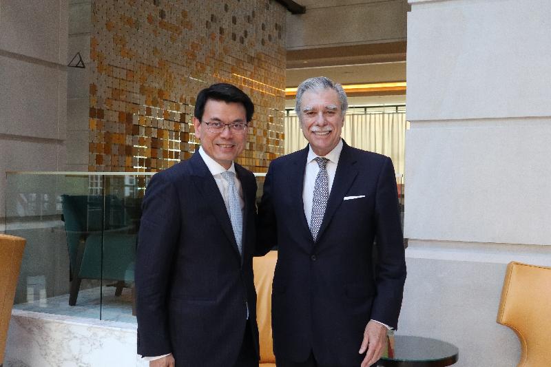 商務及經濟發展局局長邱騰華（左）今日（美國東岸時間六月十一日）在美國華盛頓與美國前商務部部長Carlos Gutierrez（右）會面。