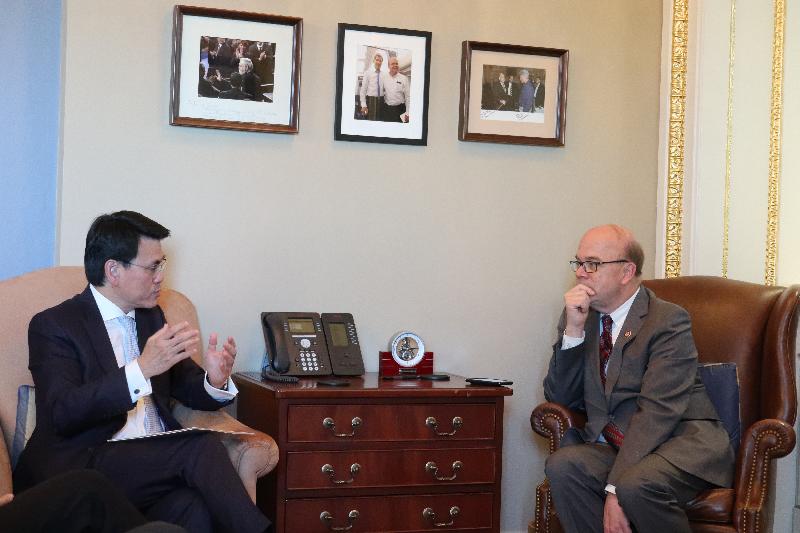 商务及经济发展局局长邱腾华（左）今日（美国东岸时间六月十一日）在美国华盛顿与美国国会及行政当局中国委员会主席James McGovern（右）会面。
