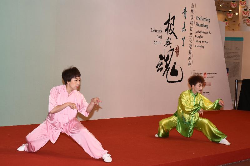 "Genesis and Spirit - Enchanting Shandong‧An Exhibition on the Intangible Cultural Heritage of Shandong" had its opening ceremony today (June 12) at the Hong Kong Central Library. Photo shows intangible cultural heritage bearers from Shandong demonstrating mantis boxing.