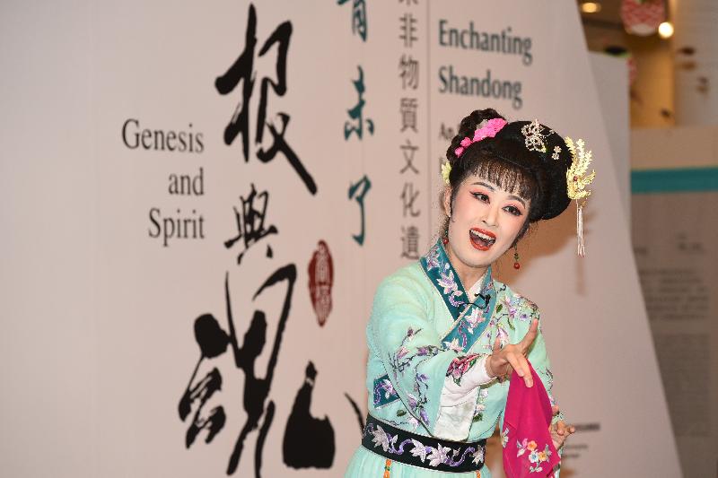"Genesis and Spirit - Enchanting Shandong‧An Exhibition on the Intangible Cultural Heritage of Shandong" had its opening ceremony today (June 12) at the Hong Kong Central Library. Photo shows an intangible cultural heritage bearer from Shandong performing Lü opera.