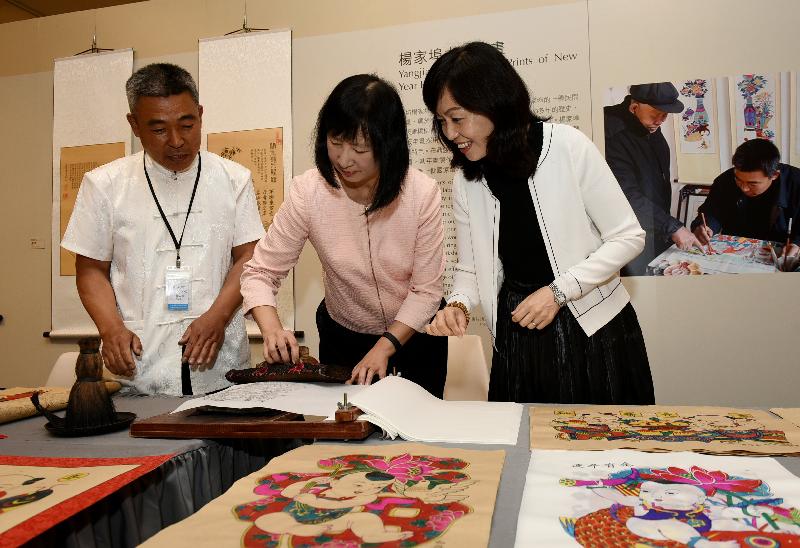 "Genesis and Spirit - Enchanting Shandong‧An Exhibition on the Intangible Cultural Heritage of Shandong" had its opening ceremony today (June 12) at the Hong Kong Central Library. Photo shows the Deputy Curator of the Shandong Provincial Cultural Center, Ms Zhao Xintian (right), and an intangible cultural heritage bearer of Yangjiabu Woodblock Prints of New Year Paintings, Yang Naidong (left), introducing the Yangjiabu Woodblock Prints of New Year Paintings to the Director of Leisure and Cultural Services, Ms Michelle Li (centre).