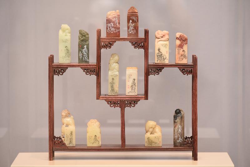 "Genesis and Spirit - Enchanting Shandong‧An Exhibition on the Intangible Cultural Heritage of Shandong" had its opening ceremony today (June 12) at the Hong Kong Central Library. Photo shows the "Jade Seals Featuring the Twelve Beauties of Jinling", with miniature carvings from Jinan, which is on display at the exhibition.