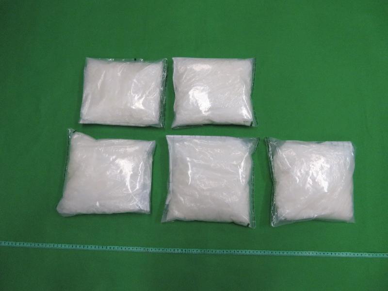 香港海關六月十一日在香港國際機場檢獲約五公斤懷疑氯胺酮，估計市值約三百七十萬元。 