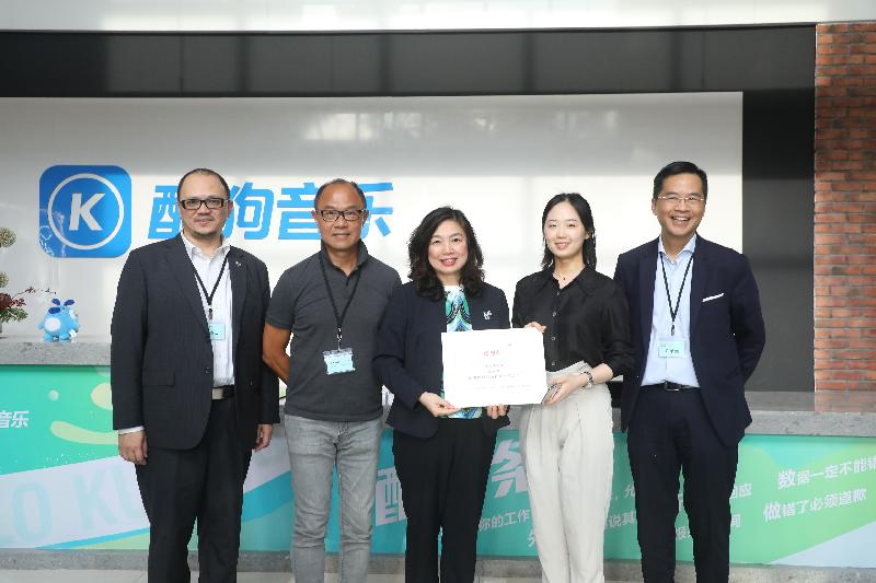 The Trade and Industry Department (TID) of the Hong Kong Special Administrative Region, the Small and Medium Enterprises Committee, and the Working Group on Industrial, Commercial and Professional Sectors under the Basic Law Promotion Steering Committee led a delegation to Guangzhou today (June 13). Photo shows the delegation visiting enterprises in the Yangcheng Creative Industry Zone.