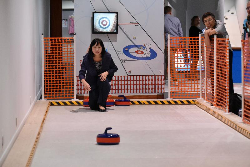 The opening ceremony for the exhibition "Winter Games" was held today (June 13) at the Hong Kong Science Museum. Photo shows the Director of Leisure and Cultural Services, Ms Michelle Li, trying out curling at the exhibition.