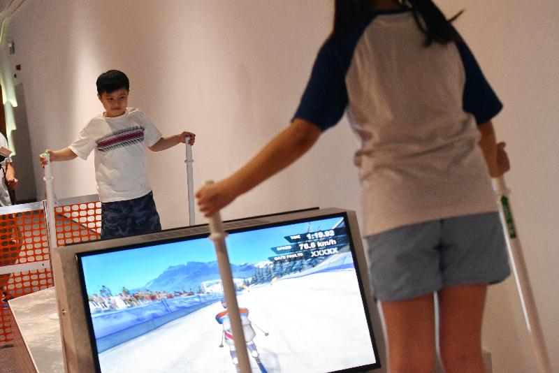 The Hong Kong Science Museum is holding a new exhibition entitled "Winter Games" from tomorrow (June 14) to October 16, offering visitors a glimpse of exciting winter sports and giving members of the public a taste what it feels like to be a winter sports athlete. Photo shows visitors experiencing simulated downhill skiing at the exhibition.  