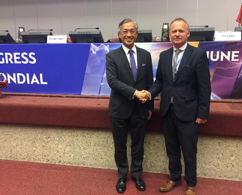 The Director of the Hong Kong Observatory, Mr Shun Chi-ming, was elected as a co-Vice-President of the Commission for Weather, Climate, Water and Related Environmental Services and Applications of the World Meteorological Organization at the 18th World Meteorological Congress held in Geneva, Switzerland yesterday (June 13, Geneva Time). Mr Shun (left) is pictured with the elected President, Mr Ian Lisk.