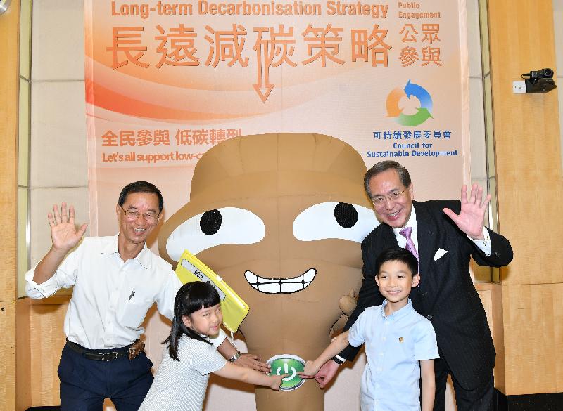 The Council for Sustainable Development today (June 14) launched the public interaction phase of the public engagement on Long-term Decarbonisation Strategy. Photo shows the Chairman of the Council, Professor Arthur Li (first right), starting the launching ceremony with the Convenor of the Support Group on Long-term Decarbonisation Strategy, Mr Lam Chiu-ying (first left), as well as two child hosts and Hanson.