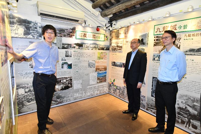 The Secretary for Transport and Housing, Mr Frank Chan Fan, visited Kowloon City District today (June 14). Photo shows Mr Chan (centre), being briefed by a staff member while touring the Interpretation Centre at the Stone Houses Family Garden. Next to him is the Chairman of the Kowloon City District Council, Mr Pun Kwok-wah (right). 