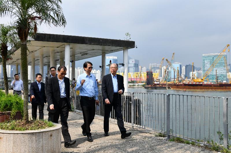 The Secretary for Transport and Housing, Mr Frank Chan Fan, visited Kowloon City District today (June 14). Photo shows Mr Chan (first right), accompanied by the Chairman of the Kowloon City District Council, Mr Pun Kwok-wah (second right), visiting the Ma Tau Kok Public Pier to observe the usage of the facility.