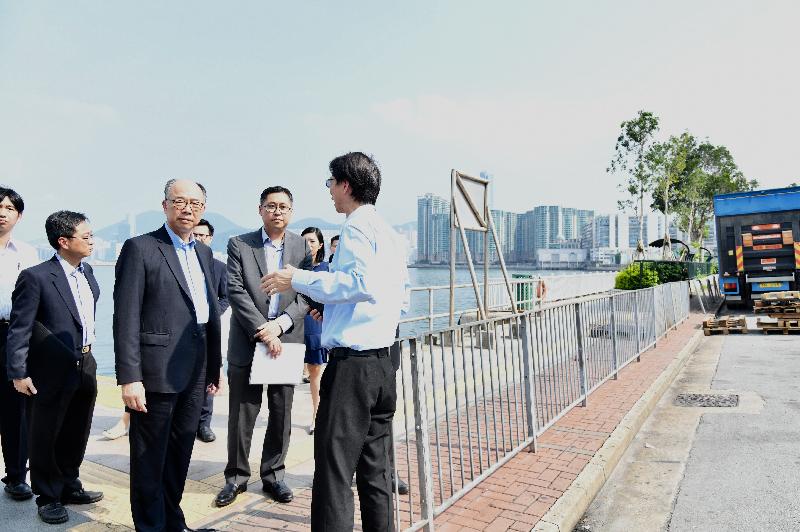 The Secretary for Transport and Housing, Mr Frank Chan Fan, visited Kowloon City District today (June 14). Photo shows Mr Chan (third right), accompanied by the Chairman of the Kowloon City District Council, Mr Pun Kwok-wah (first right), and the District Officer (Kowloon City), Mr Franco Kwok (second right), visiting King Wan Street to learn about the relocation of the landing steps there.
