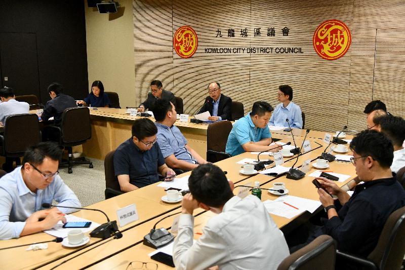 The Secretary for Transport and Housing, Mr Frank Chan Fan, visited Kowloon City District this afternoon (June 14). Photo shows Mr Chan (fifth left), meeting with the Chairman of the Kowloon City District Council, Mr Pun Kwok-wah (sixth left), and the local District Councilors. Next to Mr Chan is the District Officer (Kowloon City), Mr Franco Kwok (fourth left).