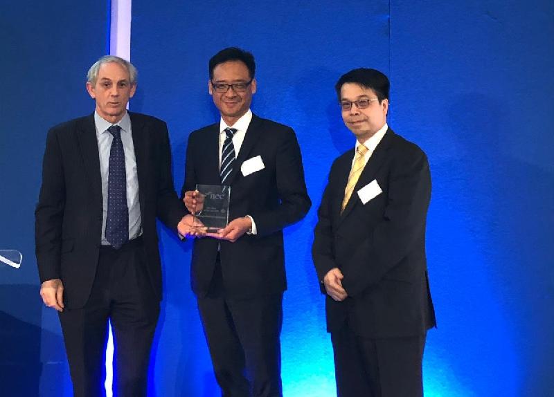The Chief Engineer (Project Management) of the Drainage Services Department, Mr Jimmy Poon (centre), receives the New Engineering Contract (NEC) Awards - Client of the Year 2019 from the NEC Users' Group on behalf of the Drainage Services Department at the prize presentation ceremony held in London, the United Kingdom, yesterday (June 17).